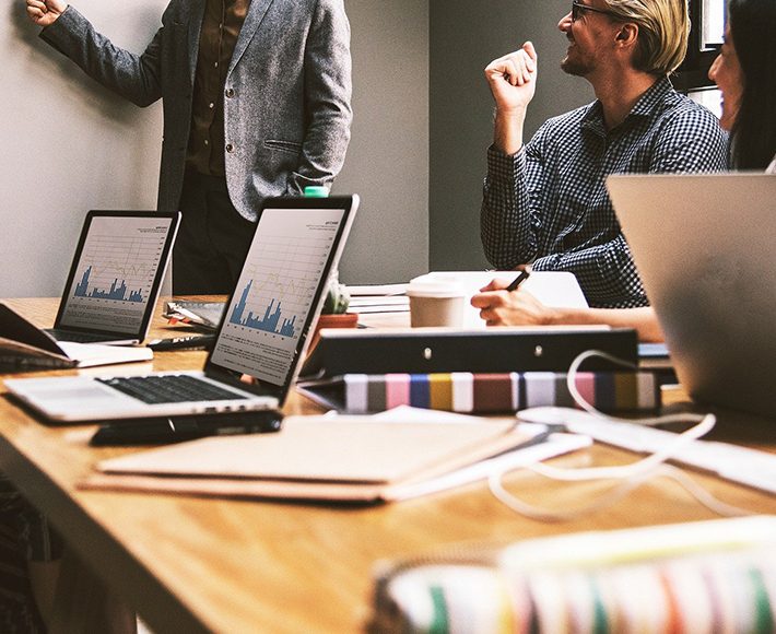 Stagiaires en session de formation funéraire avec un formateur Thanoria