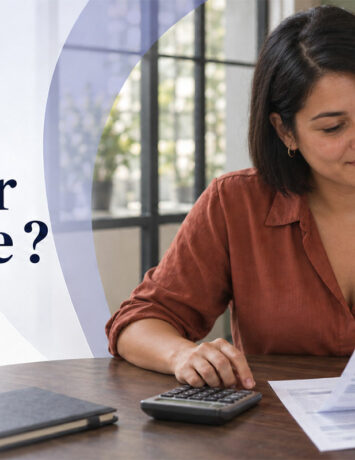 Conseillère funéraire consultant sa fiche de paie avec une calculatrice – Combien gagne un conseiller funéraire ?
