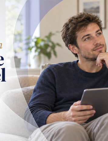 Homme réfléchissant à sa reconversion, tablette en main – Quelle formation funéraire pour quel métier ?